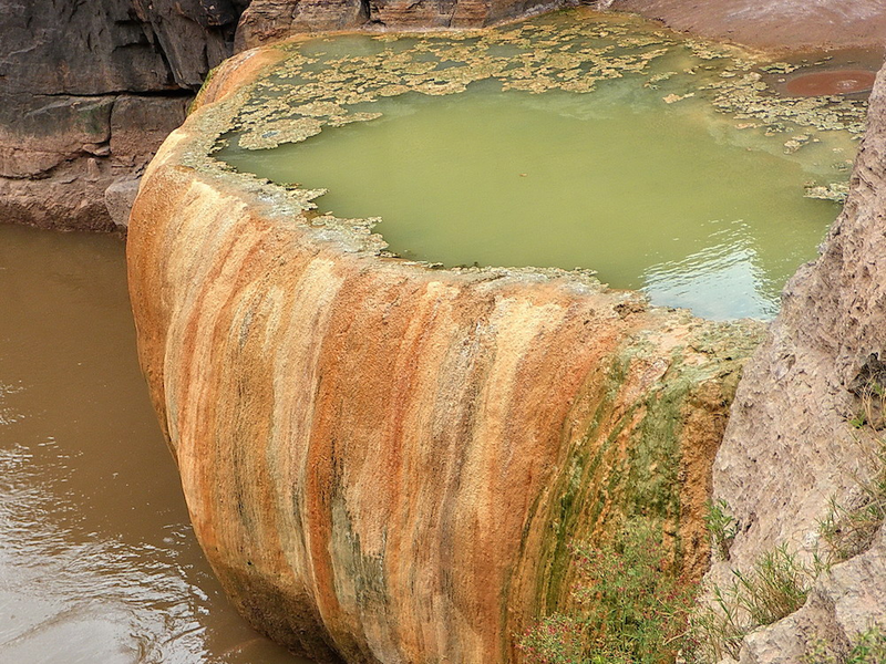 Illustration for article titled Absolutely Stunning Examples Of Lakes And Rivers With Unearthly Colors